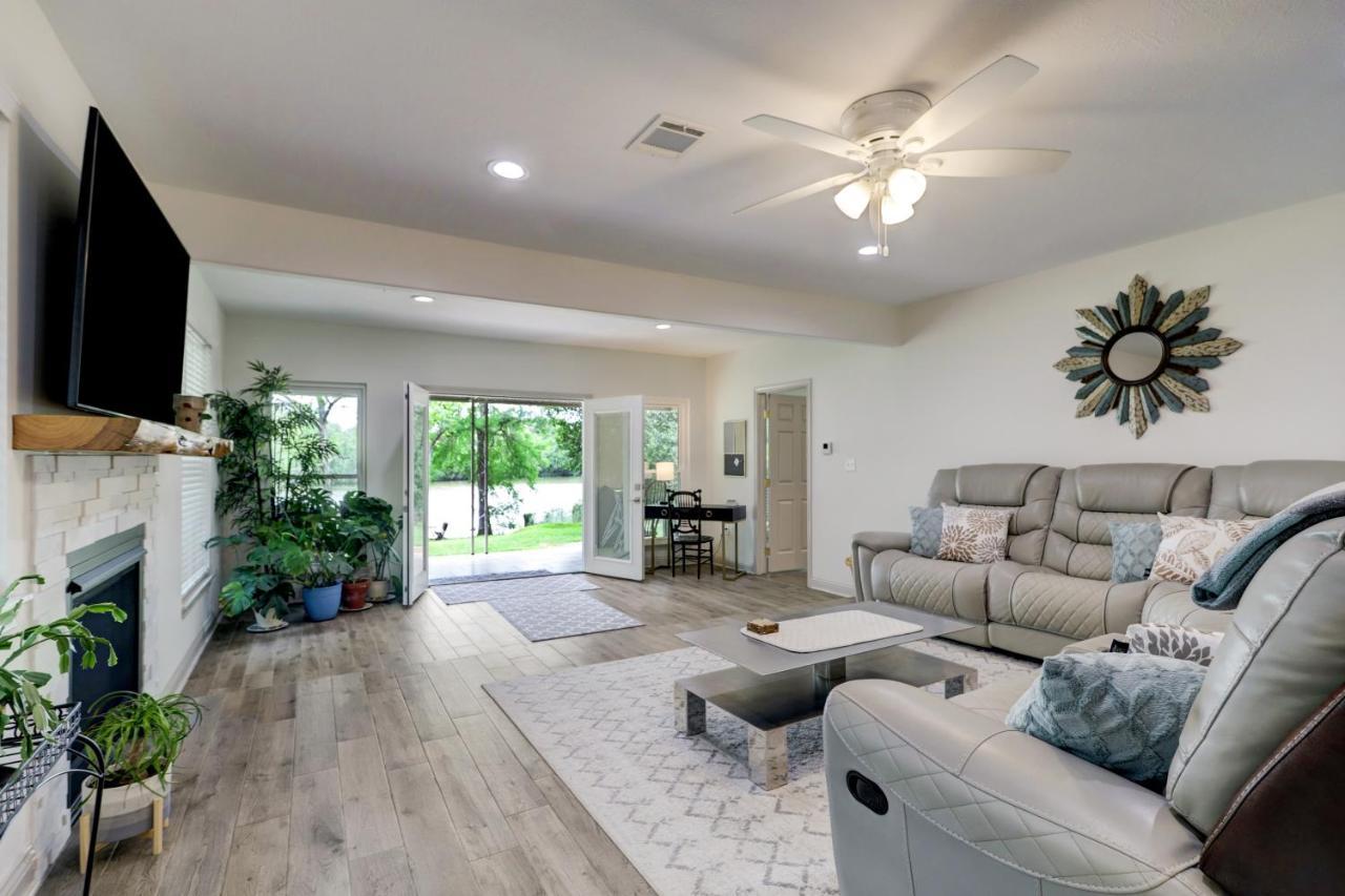 Kingwood Cottage - 10 Mins From Iah - Lake Front ハンブル エクステリア 写真