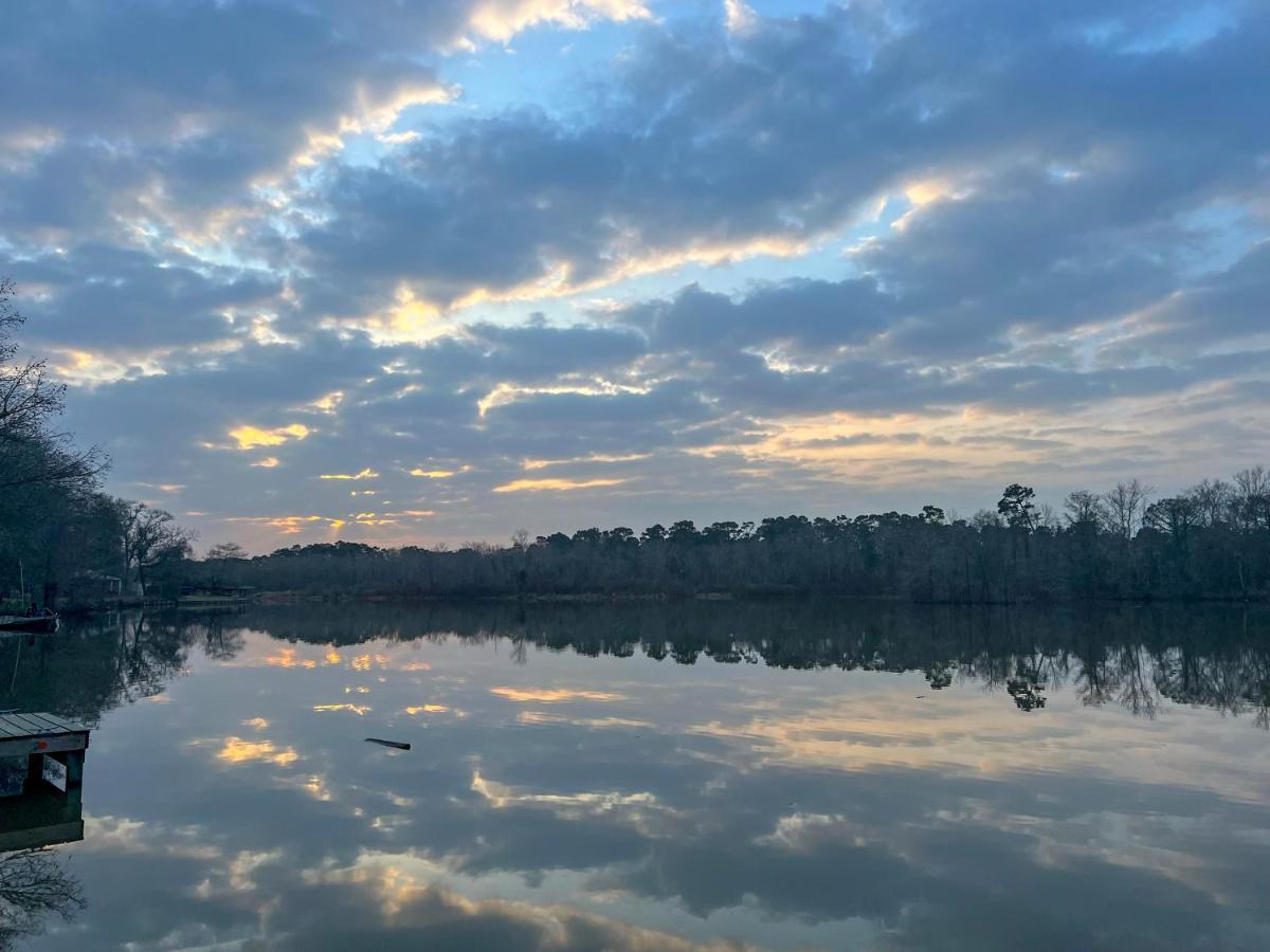 Kingwood Cottage - 10 Mins From Iah - Lake Front ハンブル エクステリア 写真